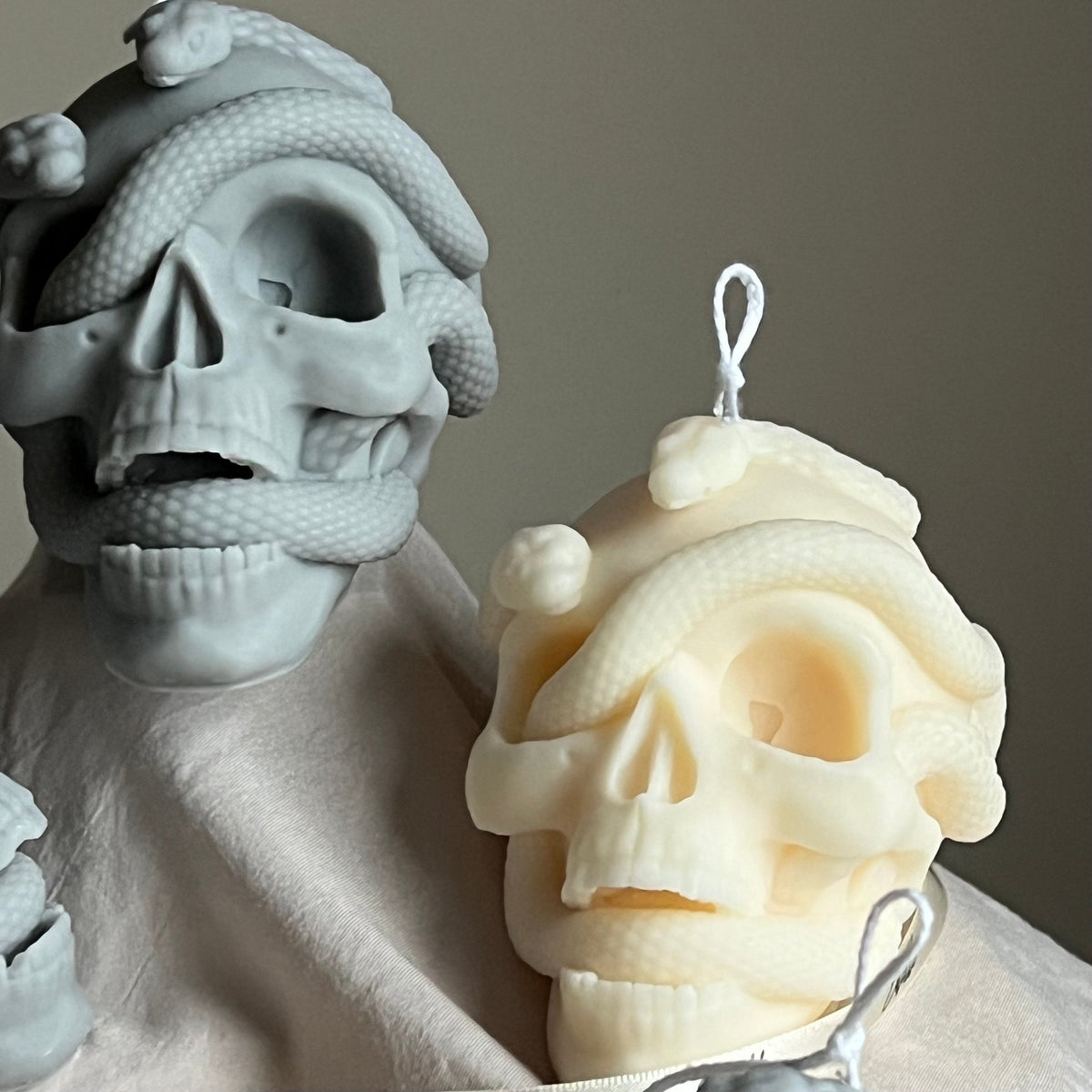 Bougie Crâne aux Serpents : Décoration d'Halloween Effrayante en Cire de Soja