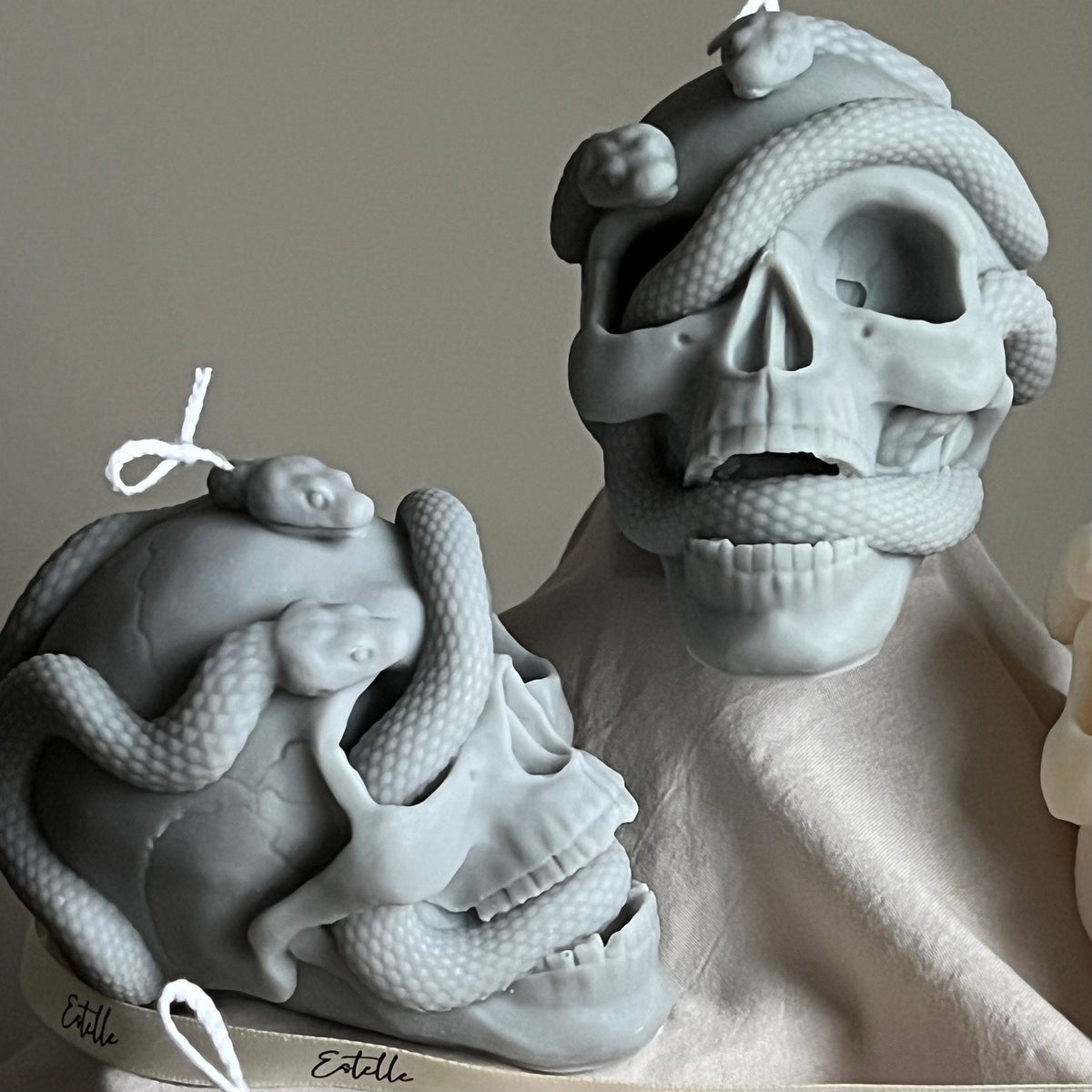 Bougie Crâne aux Serpents : Décoration d'Halloween Effrayante en Cire de Soja