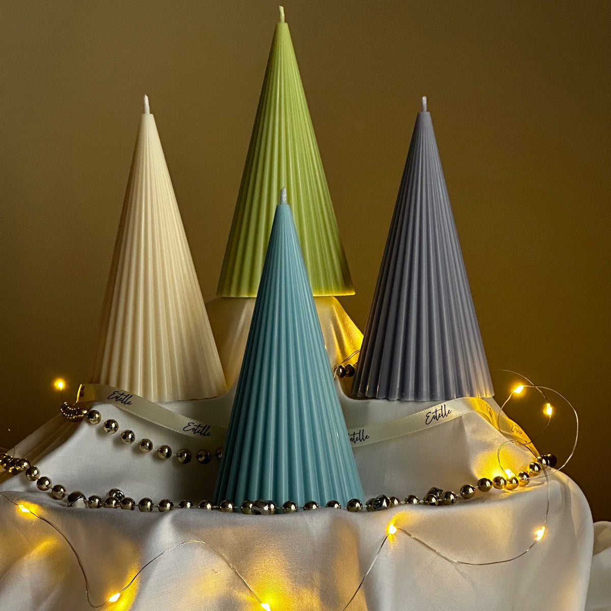 Bougie artisanale en cône côtelé de soja : Décoration de Noël minimaliste