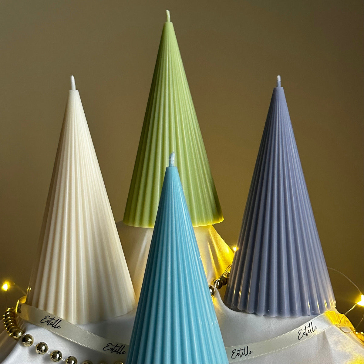 Bougie artisanale en cône côtelé de soja : Décoration de Noël minimaliste