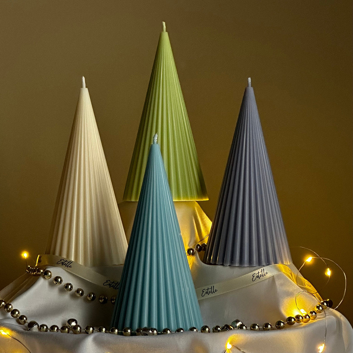 Bougie artisanale en cône côtelé de soja : Décoration de Noël minimaliste