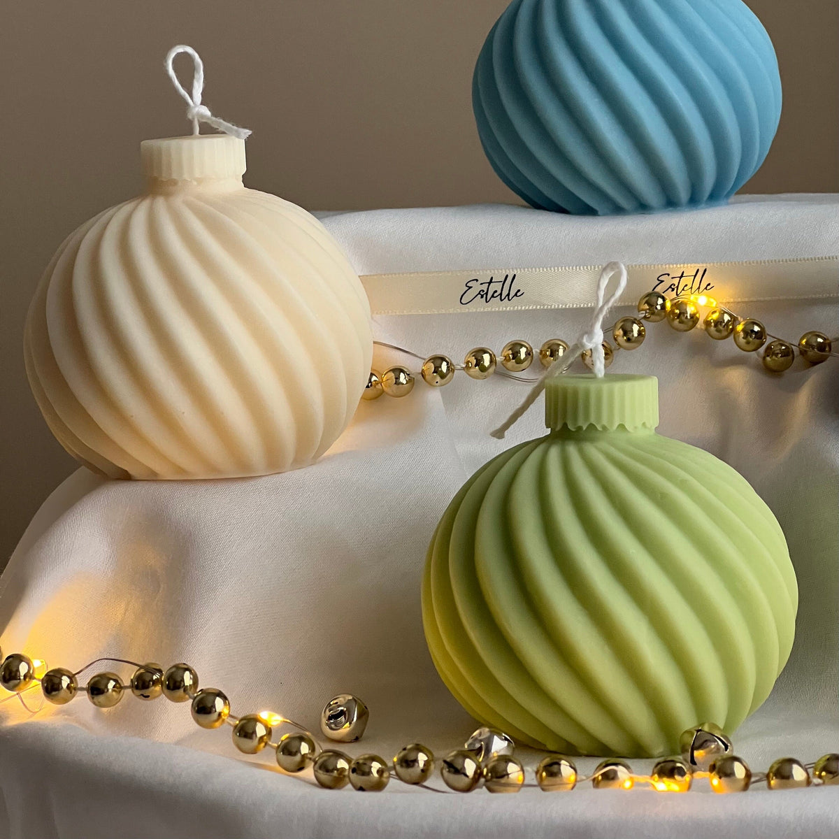 Bougie de soja à motifs tourbillons pour Noël : Décoration de fêtes artisanale