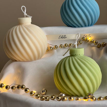 Bougie de soja à motifs tourbillons pour Noël : Décoration de fêtes artisanale