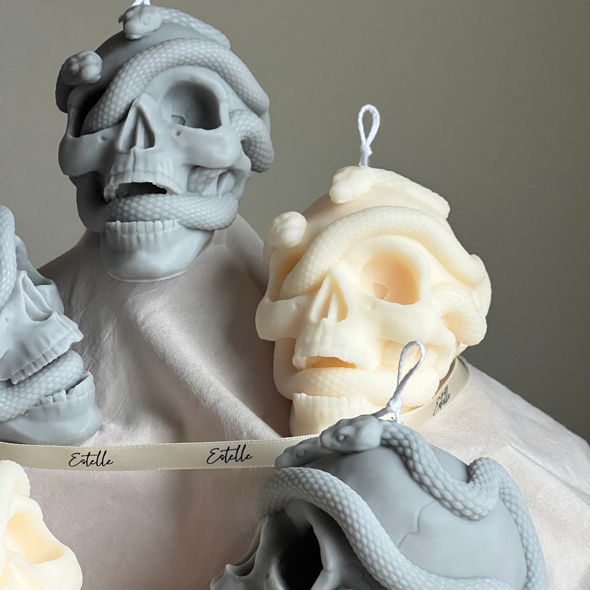 Bougie Crâne aux Serpents : Décoration d'Halloween Effrayante en Cire de Soja
