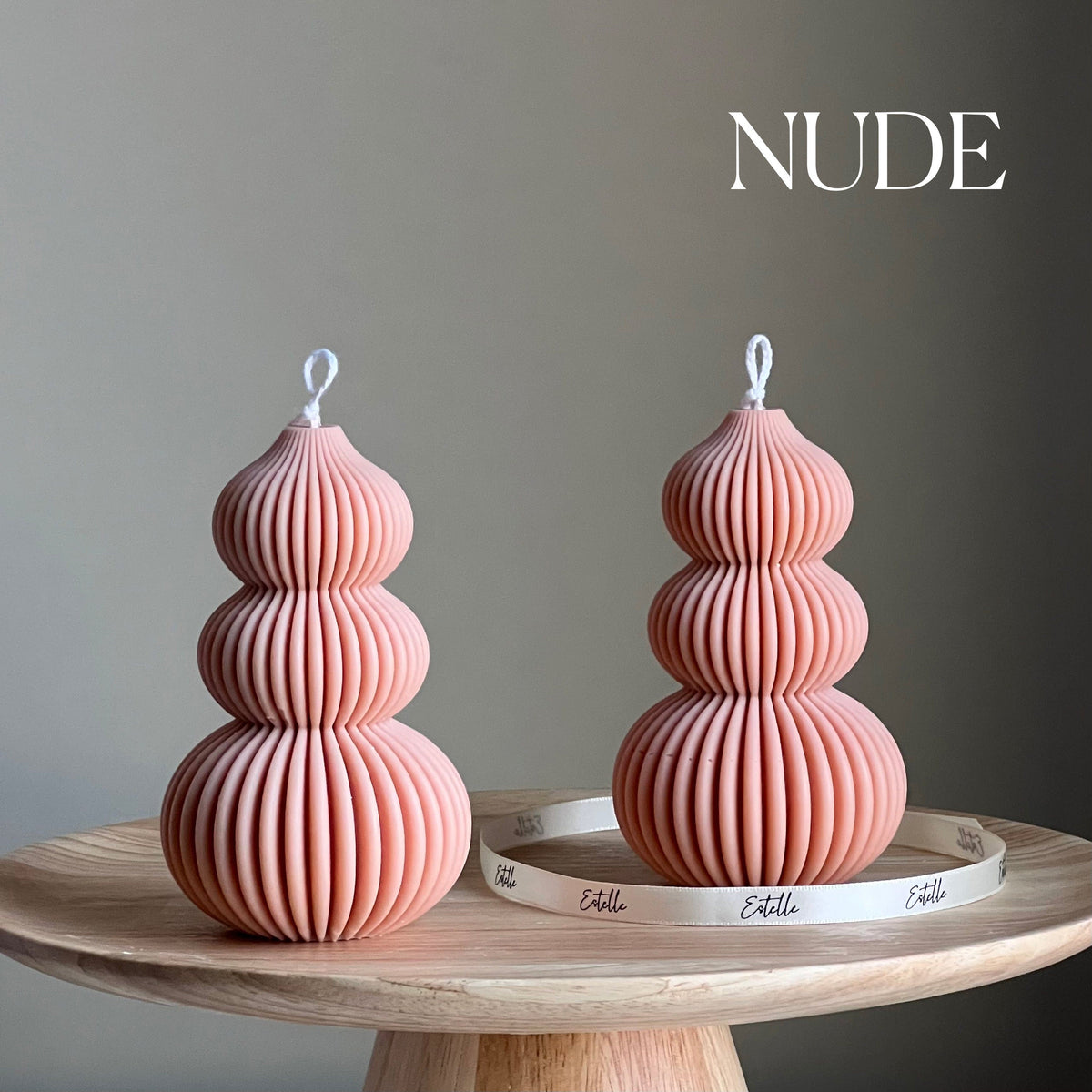Bougie Pilier Ondulée Nervurée : Bougie Sculpturale en Soja, Couleur et Parfum Personnalisés