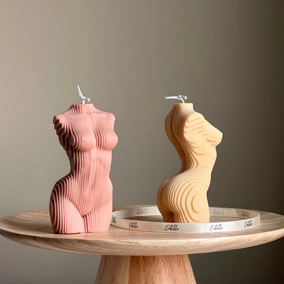 Bougie Géométrique Femme Torse : Sculpture Faite Main en Cire de Soja Végétalienne