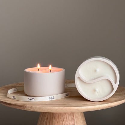 Bougie Yin Yang en cire de soja dans un pot en Jesmonite - Parfum personnalisé