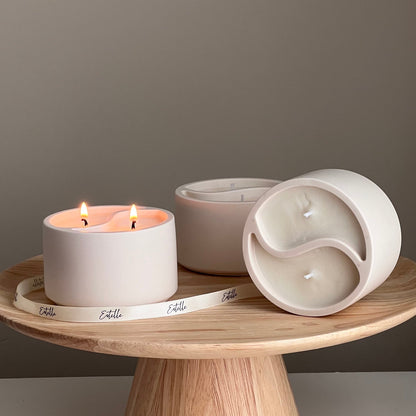 Bougie Yin Yang en cire de soja dans un pot en Jesmonite - Parfum personnalisé