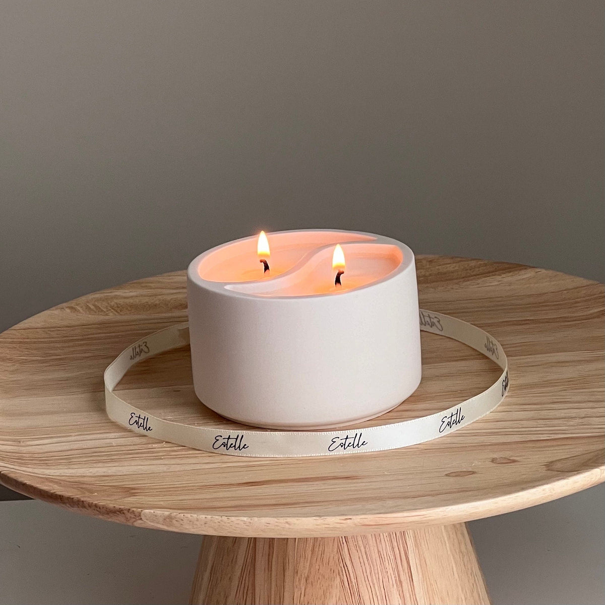 Bougie Yin Yang en cire de soja dans un pot en Jesmonite - Parfum personnalisé