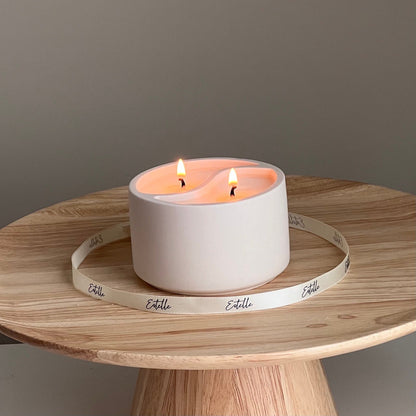 Bougie Yin Yang en cire de soja dans un pot en Jesmonite - Parfum personnalisé