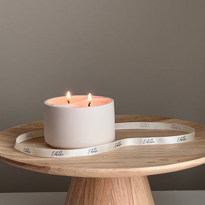 Bougie Yin Yang en cire de soja dans un pot en Jesmonite - Parfum personnalisé