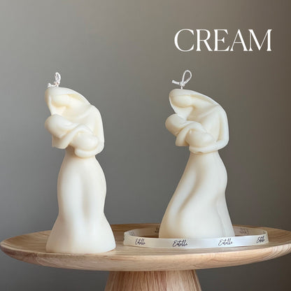 Bougie pilier sculpturale Mère et Enfant en cire de soja coulée à la main
