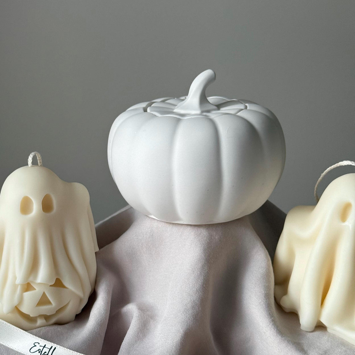 Bougie en cire de soja dans un pot citrouille : Décoration d'automne artisanale en Jesmonite