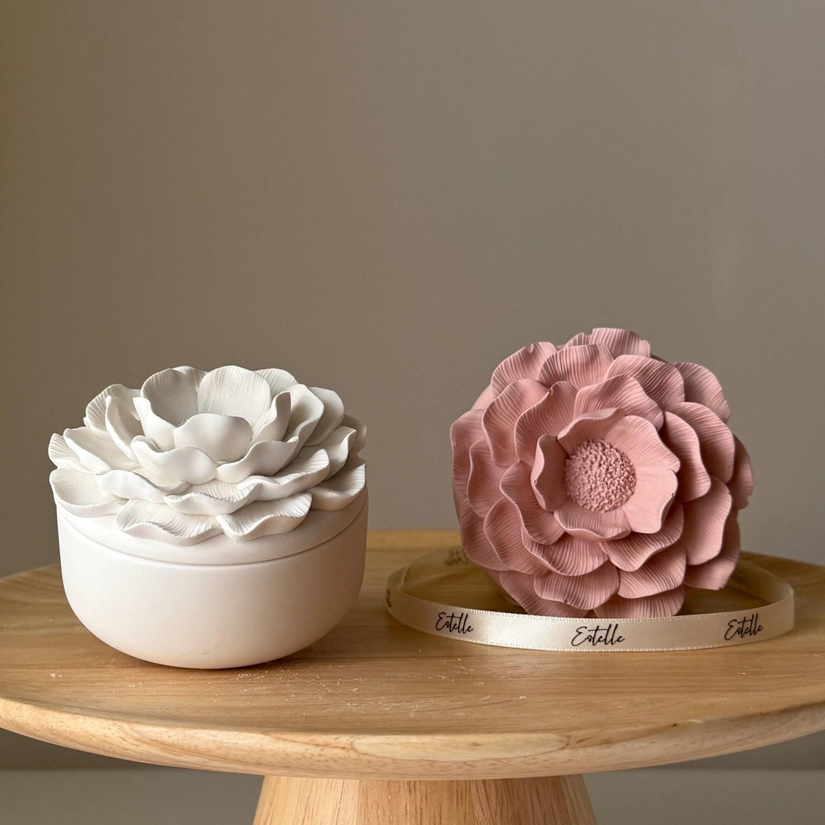 Bougie parfumée faite à la main, en cire de soja, fleur de camélia, dans un pot en Jesmonite