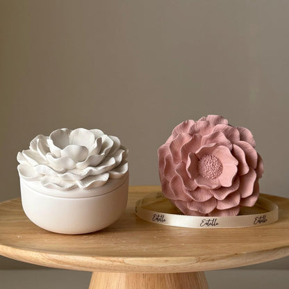 Bougie parfumée faite à la main, en cire de soja, fleur de camélia, dans un pot en Jesmonite