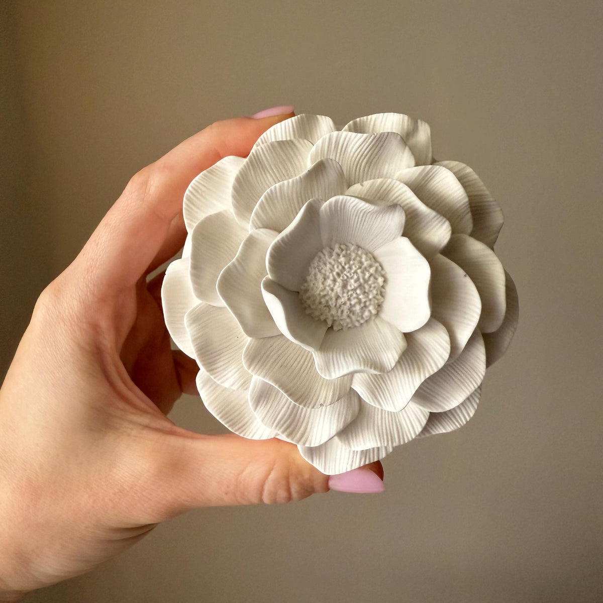 Bougie parfumée faite à la main, en cire de soja, fleur de camélia, dans un pot en Jesmonite