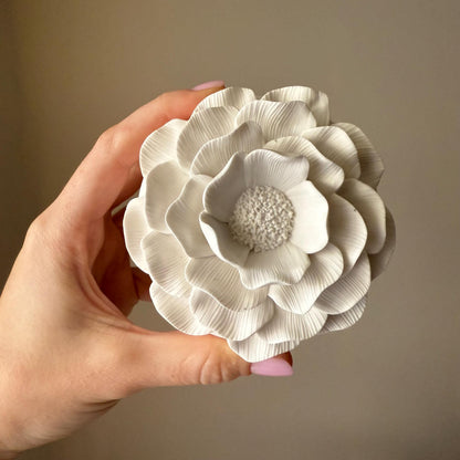 Bougie parfumée faite à la main, en cire de soja, fleur de camélia, dans un pot en Jesmonite