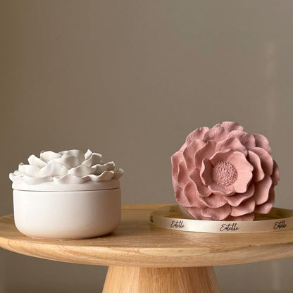 Bougie parfumée faite à la main, en cire de soja, fleur de camélia, dans un pot en Jesmonite
