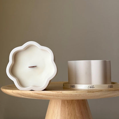 Bougie en cire de soja au motif floral | Pot en jesmonite fait main