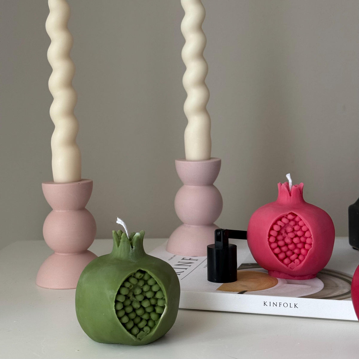Bougie en cire de soja grenade : Décor minimaliste végétalien