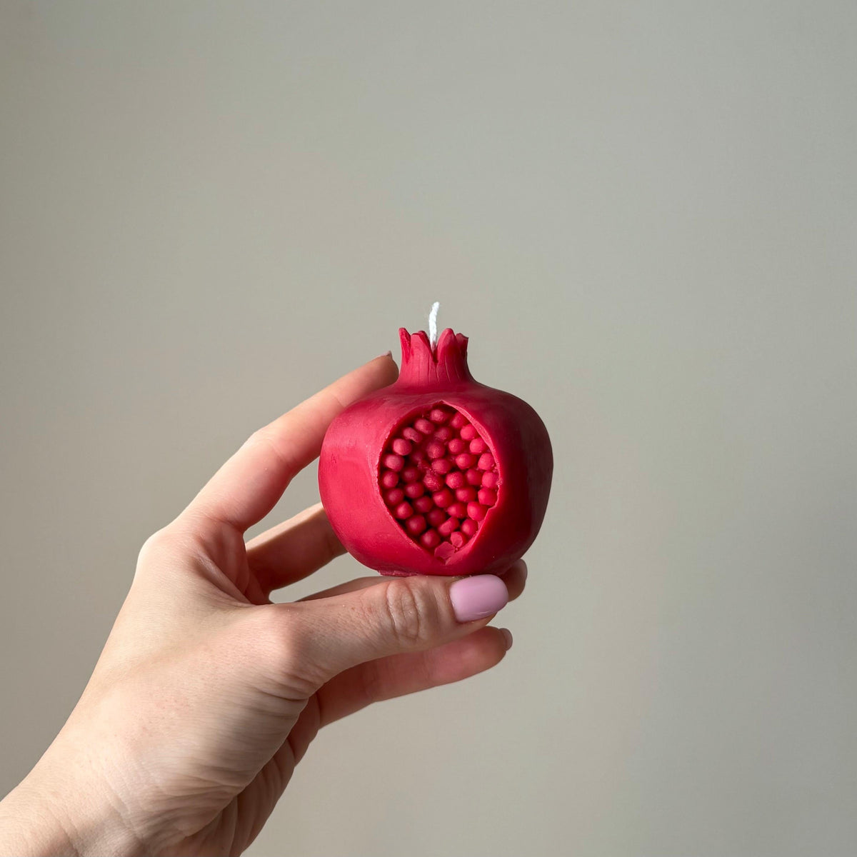 Bougie en cire de soja grenade : Décor minimaliste végétalien