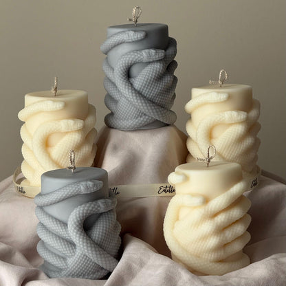 Bougie Pilier Main Serpent : Bougie Design Serpent, Décor Mystique, Accent Gothique pour la Maison
