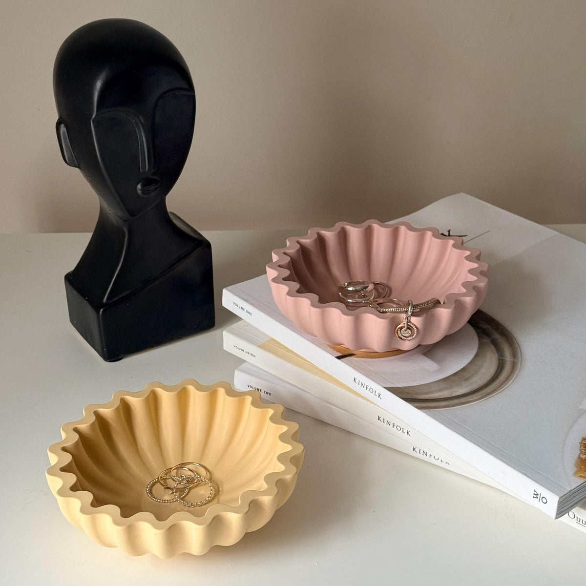Plateau géométrique plissé en Jesmonite | Vide-poche sculptural
