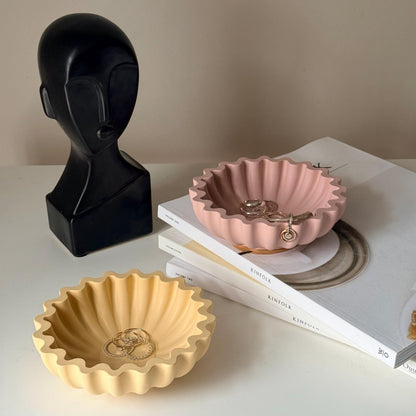 Plateau géométrique plissé en Jesmonite | Vide-poche sculptural