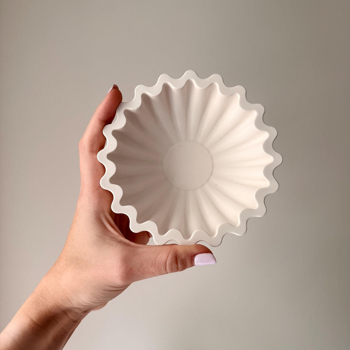 Plateau géométrique plissé en Jesmonite | Vide-poche sculptural