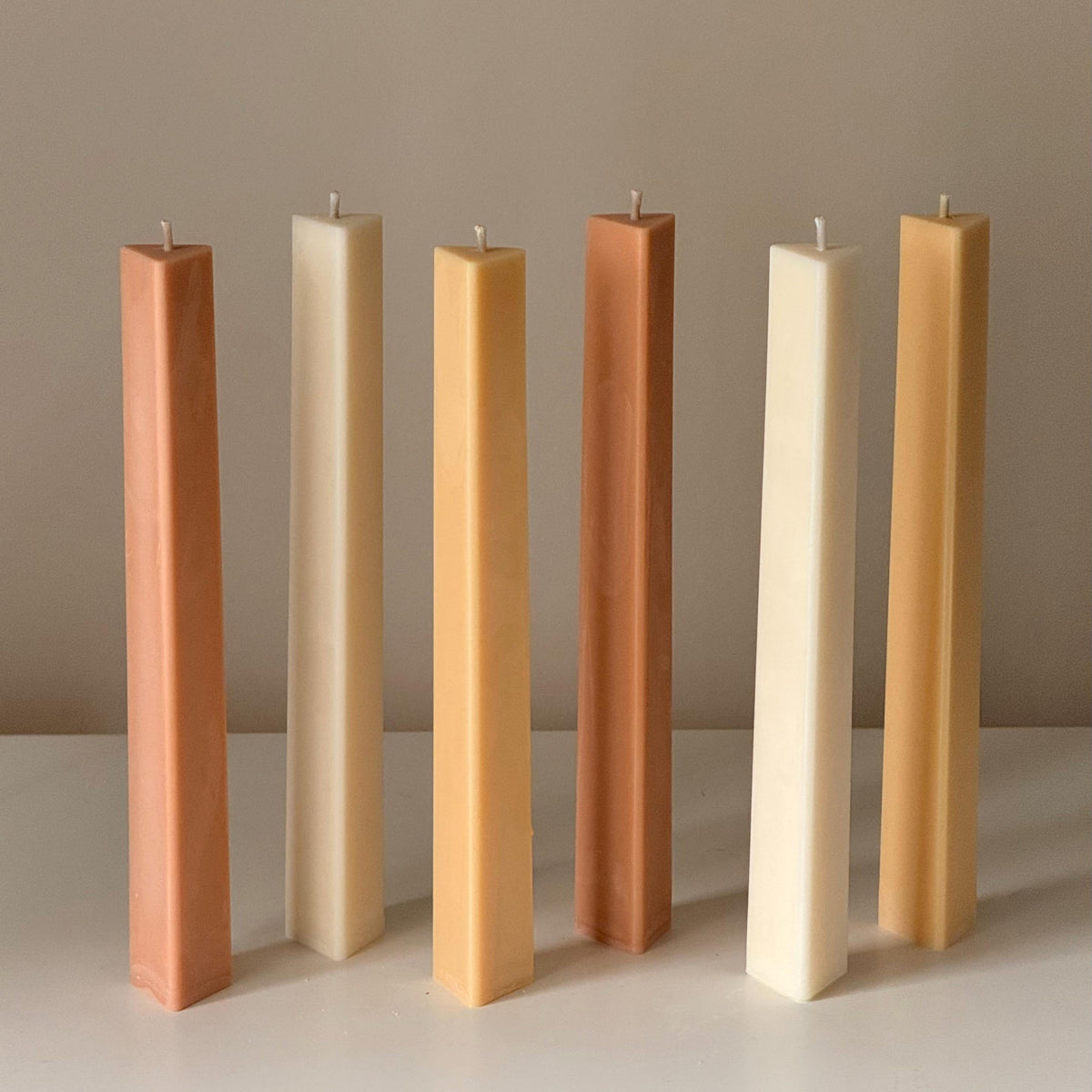 Bougie en cire de soja colonne Greko : Mèche fine torsadée, Bougie décorative