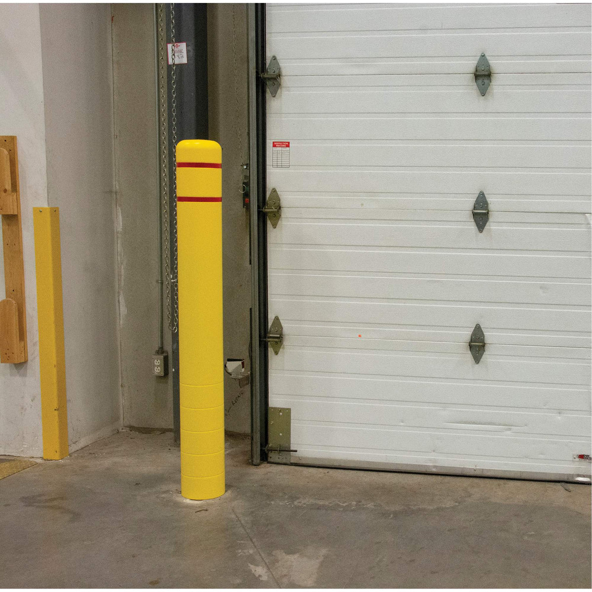 Gaine de poteau en polyéthylène, 4-1/2" dia. x 64" L, rouge/jaune