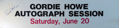 ENSEIGNE VINTAGE AUTOGRAPHIÉE GORDIE HOWE - DETROIT RED WINGS (22,5" X 5,5")